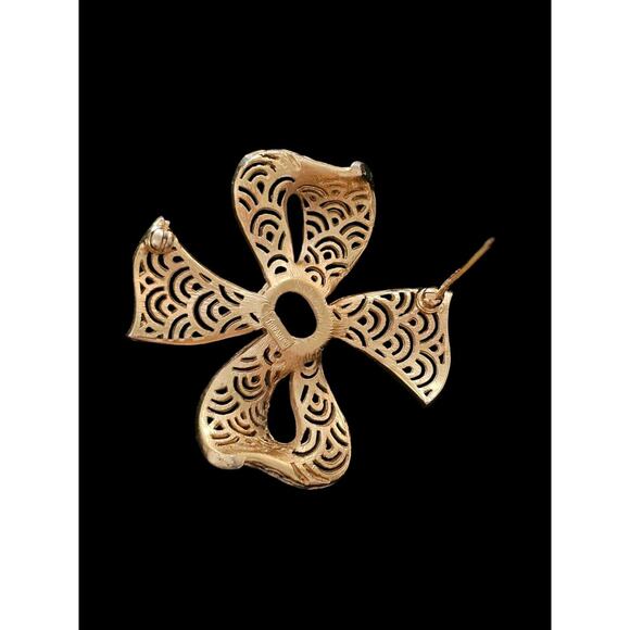 Vintage CROWN TRIFARI GOLD PLATED WHITE CABOCHON ENAMEL LACE RIBBON BOW BROOCH - Picture 10 of 11